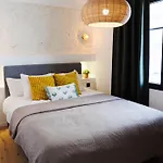 Cigale Jaune Avec Terrasse Et Piscine A