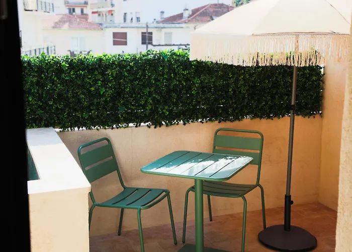 Cigale Jaune Avec Terrasse Et Piscine à Appartement