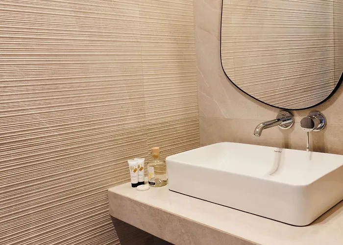 Cigale Jaune Avec Terrasse Et Piscine à Appartement Antibes