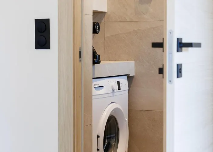 Cigale Jaune Avec Terrasse Et Piscine à Appartement *